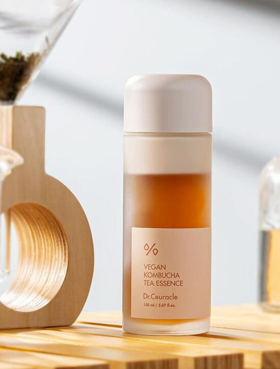 Dr. Ceuracle Vegan Kombucha Tea Essence 150mL เอสเซ้นส์แบบ 2-in-1 Cream-Essence น้ำตบผิวโมจิ ให้ผิวฉ่ำโกลว์ ชั้นบนเป็นเนื้อครีมกึ่งน้ำนม ชั้นล่างเป็นเอสเซ้นส์สำหรับผิวอ่อนแอแพ้ง่าย ช่วยปรับสมดุลผิว ผลัดเซลผิวเก่าที่ตายแล้ว พร้อมสร้างผิวใหม่ที่สุขภาพดี