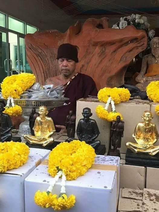 รูปหล่อ อาแปะ เซียนแปะ วัดศาลเจ้า เนื้อกะไหล่ทอง (พร้อมรูป ขนาดห้อยคอ) รุ่นเจ้าสัว ปี2560 - ครูบากฤษณะ ปลุกเสก