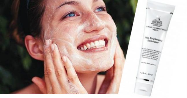 (ลดพิเศษ 30%) Kiehl's Clearly Corrective Skin Brightening Exfoliator 125mL สครับทำความสะอาดและขัดผิวประสิทธิภาพสูง ส่วนผสมของไวท์เบิร์ช, สารสกัดจากพีโอนี และเซราไมด์ เพื่อฟื้นฟูเนื้อผิวด้านนอกและทำให้ผิวสว่างใสขึ้น ช่วยลดความหมองคล้ำและไม่สม่ำเสมอขอ