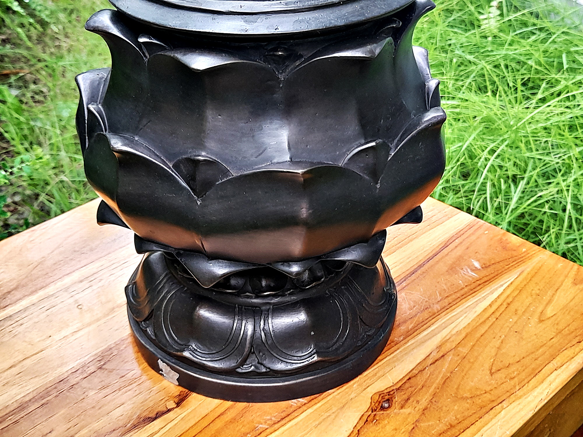 โถ้บาตร ทำน้ำมนต์ ทรงดอกบัวตูมใหญ่ เนื้อทองเหลือง สีดำ