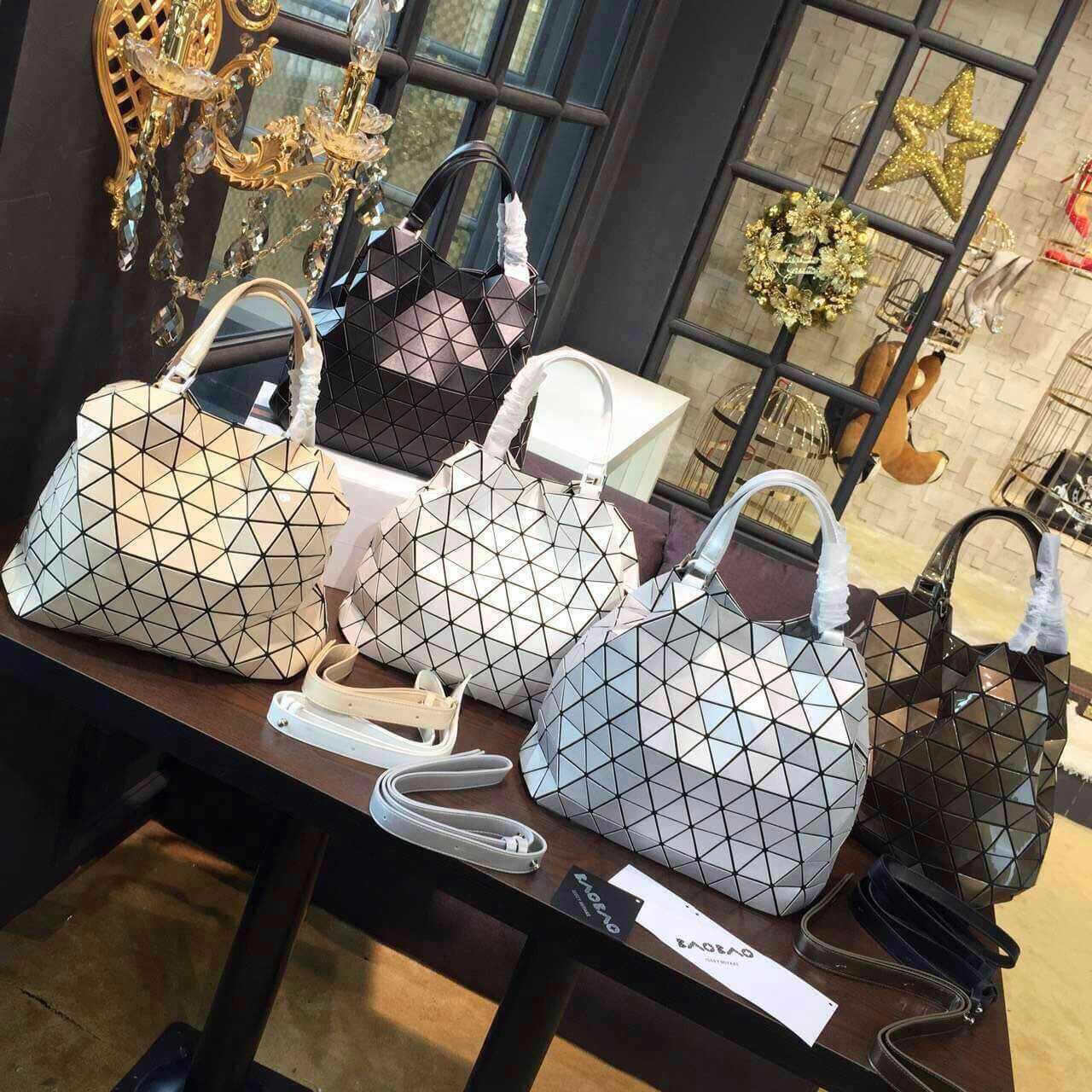 กระเป๋า issey tonneau boston bag สีเงิน 14 " พร้อมสายยาว