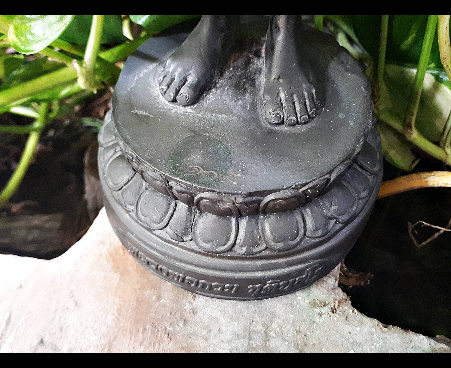 รูปหล่อ หลวงพ่อกวย วัดโฆสิตาราม(วัดบ้านแค) อุ้มบาตร (องค์ใหญ่ สูง12นิ้ว) ปี2556 - เนื้อโลหะทองเหลืองรมดำชนวนมวลสาร ใต้ฐานอุดมวลสาร