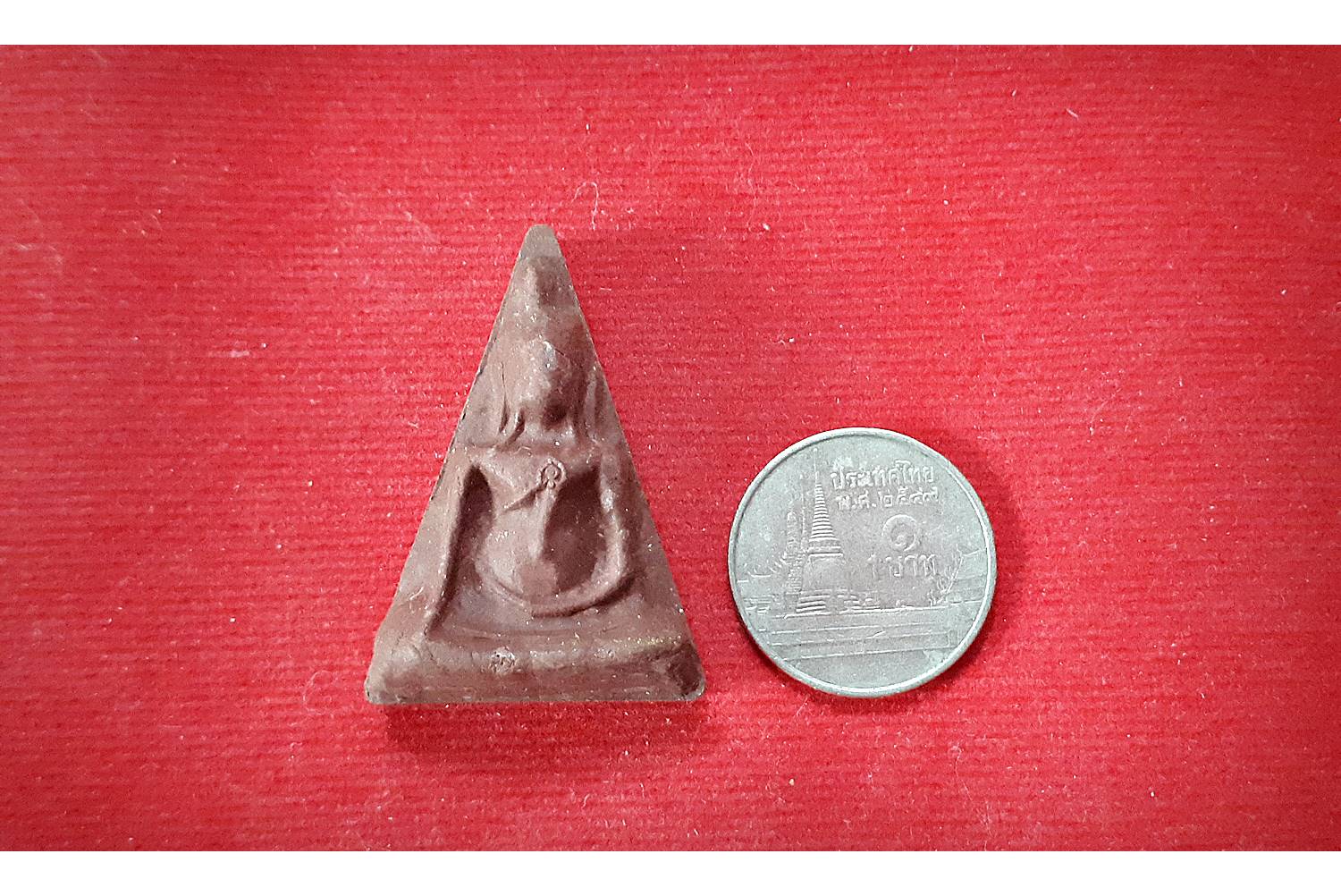 พระนางพญา(มนต์พระกาฬ) หลังพระสีวลี ปัดผงทอง เนื้อผง ปี2562