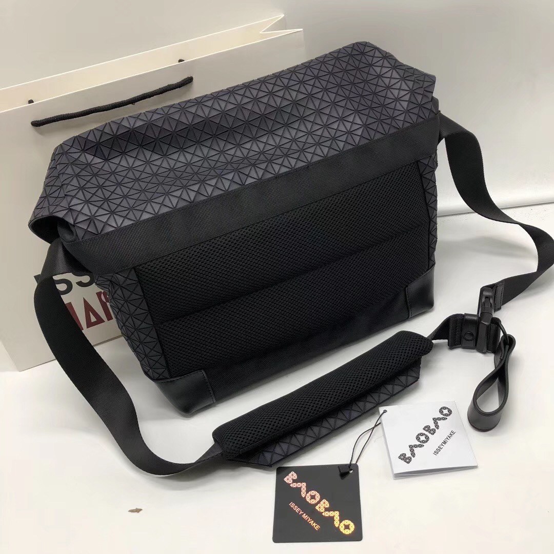 กระเป๋า issey 33cm สีดำ ขาว เงิน