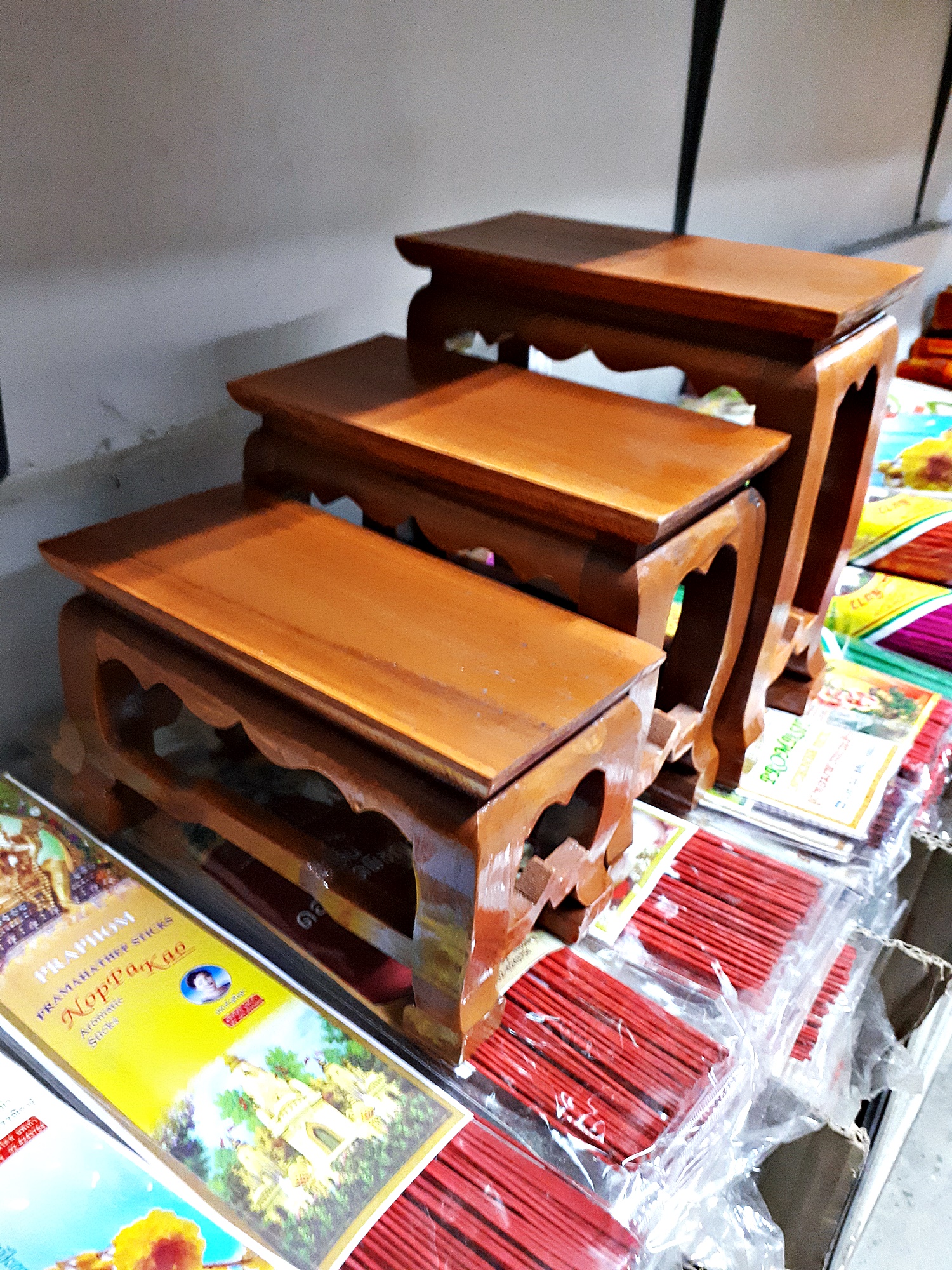 โต๊ะหมู่บูชาไม้ วางพระ 3 ตัว ขนาดหน้า 4x8 นิ้ว