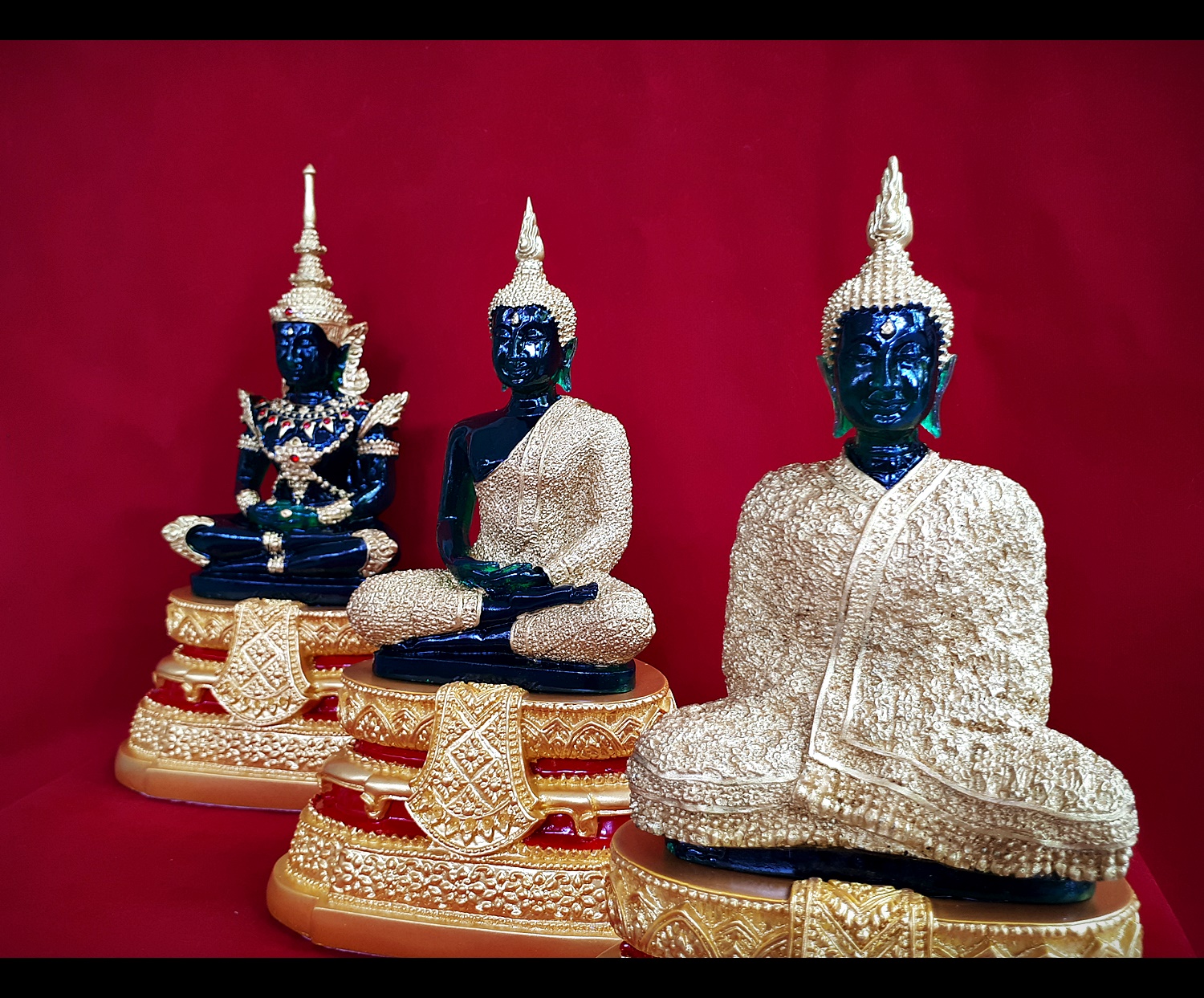 พระแก้วมรกต 3ฤดู ปาง ฤดูหนาว ฤดูร้อน ฤดูฝน พระพุทธรูปขนาดบูชา ขนาด 9นิ้ว เนื้อเรซิ่น ลงสีทอง