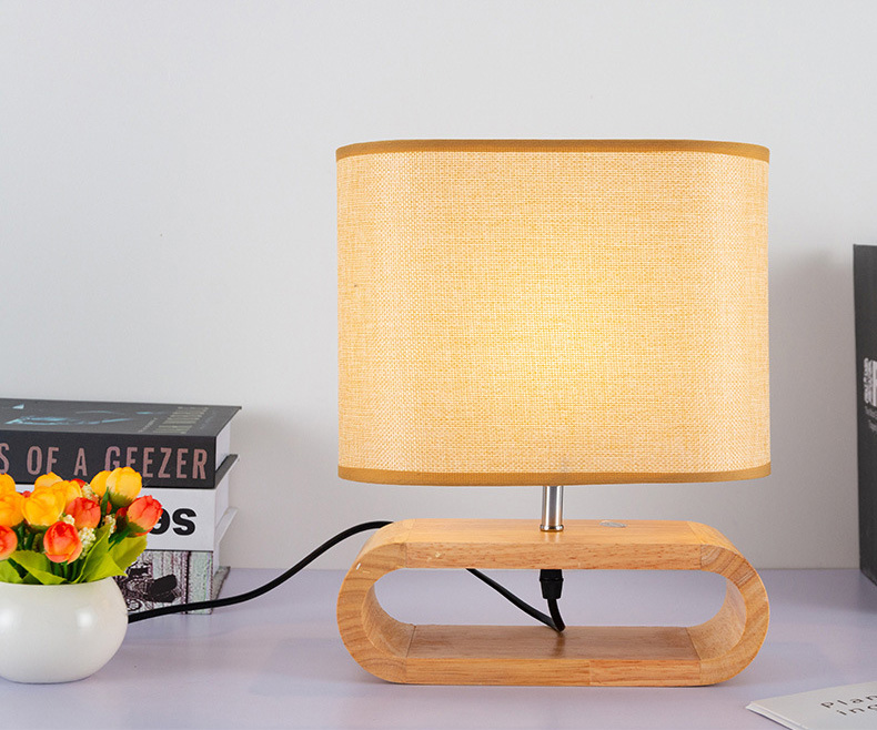 โคมไฟตั้งโต๊ะฐานวางทำจากไม้โป๊ะผ้าโทนสีน้ำตาล [HH9001]