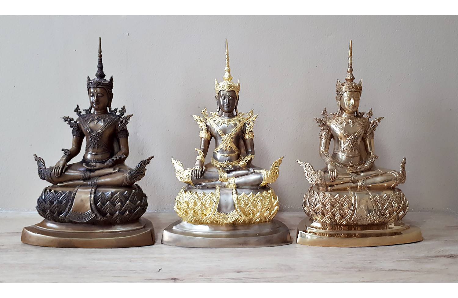 รูปหล่อ พระพุทธรูป ปางทรงเครื่องพระจักพรรดิ์ 3องค์ เนื้อโลหะทองเหลือง (3แบบ รมดำ ปัดเงินปิดทอง ขัดเงา)