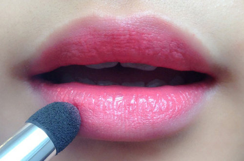 Laneige Dual Lip Brush แปรงทาลิปดูโอ้ อุปกรณ์สำหรับแต่งแต้มริมฝีปากที่จะทำให้การแต่งหน้าง่ายและสะดวกยิ่งขึ้นด้วย ด้ามพลาสติกขนาดความยาวถนัดมือ และหัวแปรง 2 ด้าน