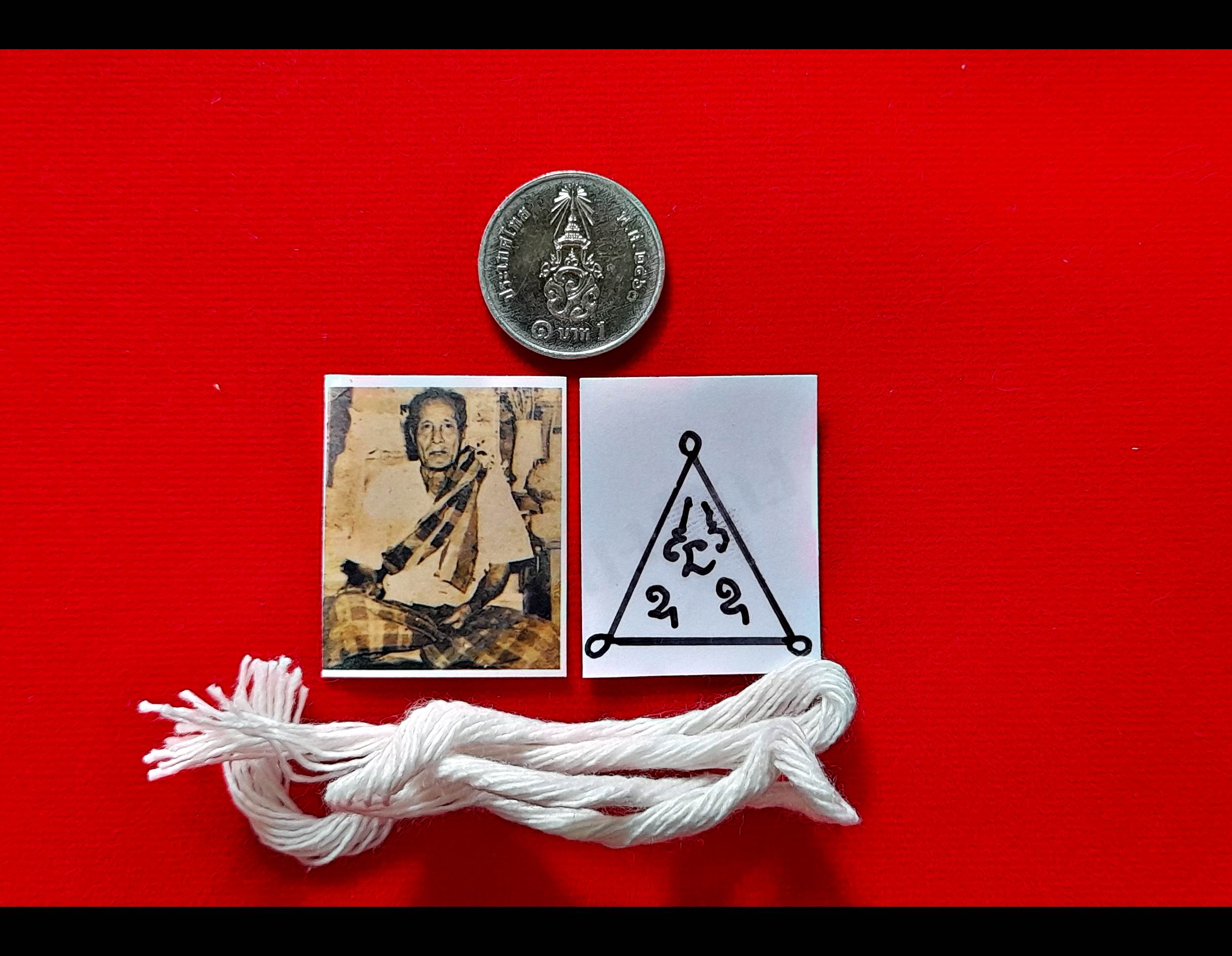 รูปภาพ(หลังจารยันต์สาวรำพึง)+สายสิญจ์ อาจารย์แปลก ร้อยบาง ฆราวาสขมังเวส มหาเสน่ห์ (ปลุกเสก บูชาครู วาระงานไหว้ครู ปี2564) #รับประกันแท้ - สำนัก อ.กฤษณะ ธเนศไพศาล สํานักไสยเทวะ