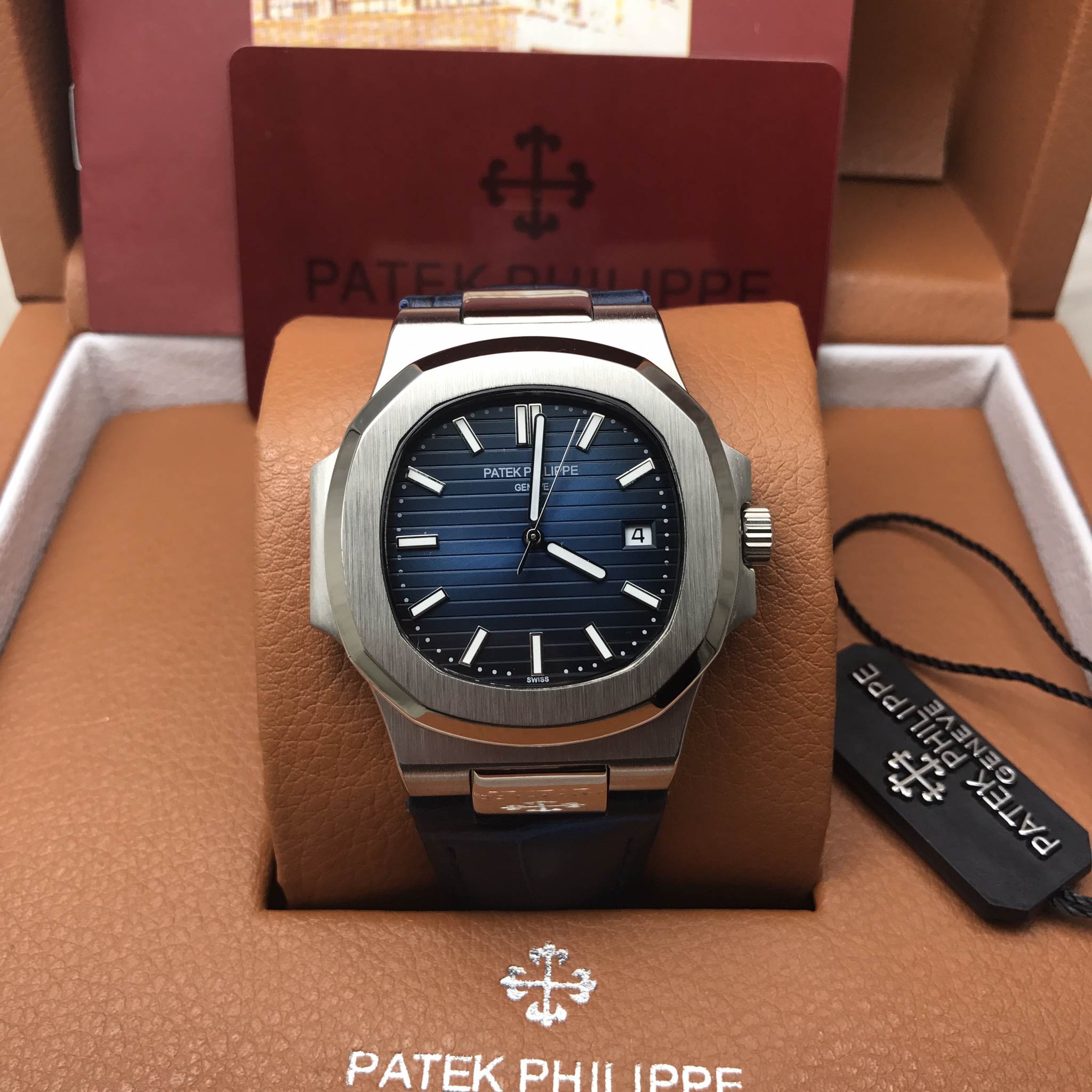 นาฬิกา Patek Philippe รุ่น Nautilus สายหนังสีนํ้าเงิน
