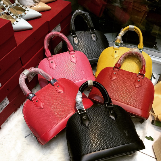 กระเป๋า lv alma bb epi ลายไม้ 10 นิ้ว พร้อมสายสะพายยาว สอบถามสีได้ค่ะสต๊อกของเปลี่ยนตลอด