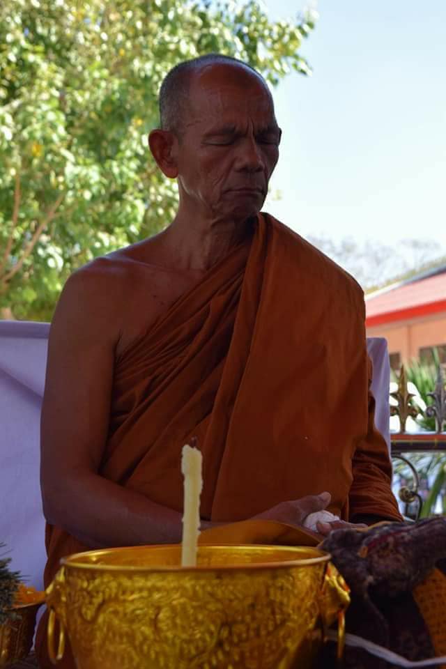 พระสมเด็จหลวงพ่อโตในวิหาร เนื้อผงชนวนมวลสารเก่าหลวงพ่อกวย รุ่นแรงครู ปี2560 หลวงพ่อกวย วัดโฆสิตาราม(วัดบ้านแค) จ.ชัยนาท ปี2563 - (ขนาด 5x7นิ้ว จีวรส้ม ด้านหน้ายันต์ครู ยันต์นะปัดตลอด ด้านหลังยันต์มงกุฎพระพุทธเจ้าหนุนดวง) ปี2563 #ปลุกเสกที่วัดโฆสิตาราม #รั