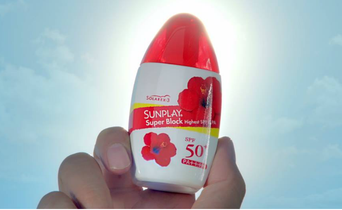 Sunplay Super Block SPF50+ PA++++ 27mL ปกป้องผิวจากแสงแดดด้วยสูตร Solarex-3 มีความคงทนต่อแสงแดดสูงมาก กันน้ำกันเหงื่อได้อย่างดีเยี่ยม และไม่เหนียวเหนอะหนะ