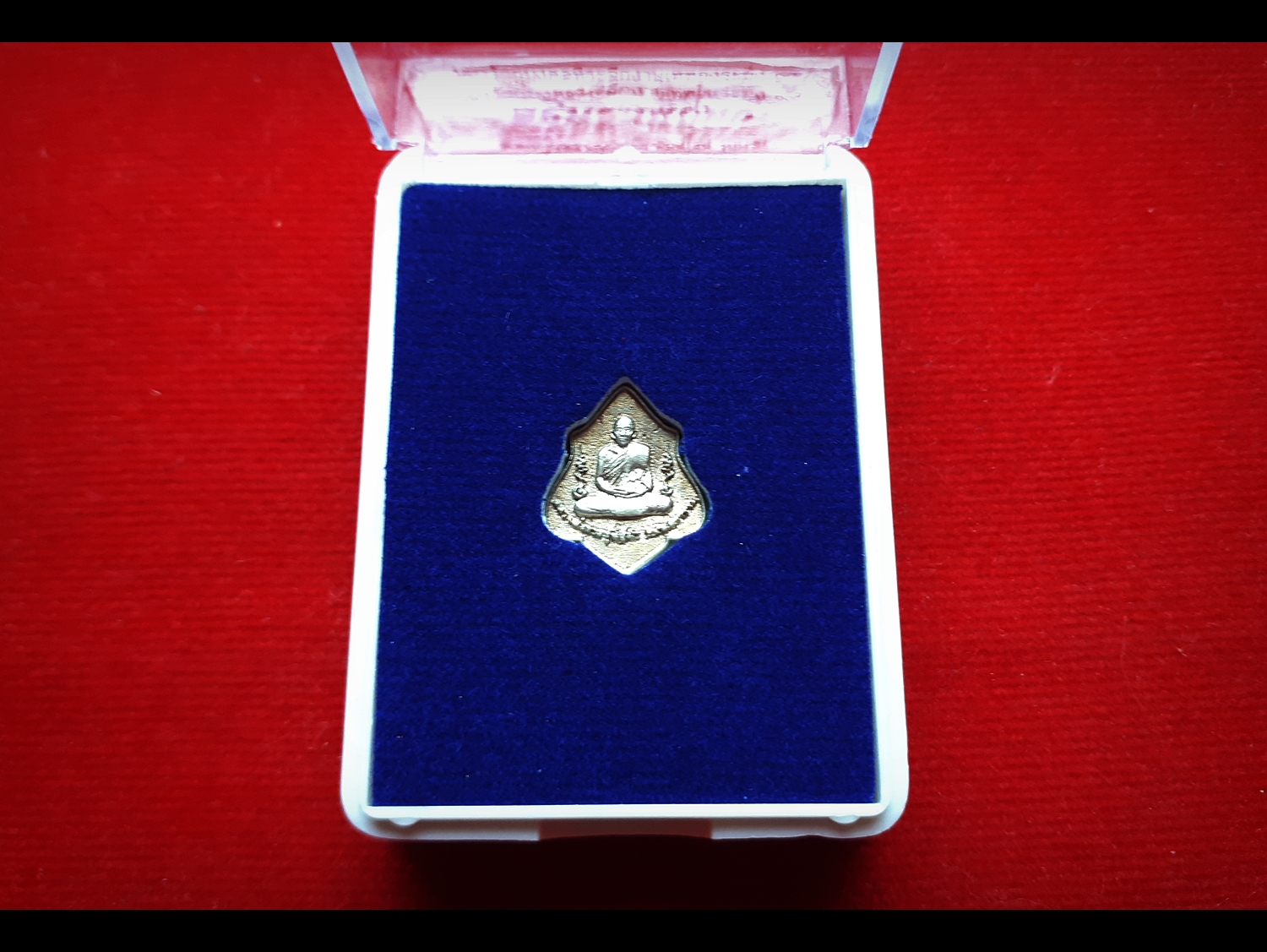 เหรียญ (เม็ดแตงจิ๋ว) หัวแหวน ทรงโล่ หลวงพ่อกวย วัดโฆสิตาราม (วัดบ้านแค) หลังยันต์ครู เนื้ออัลปาก้าเงิน