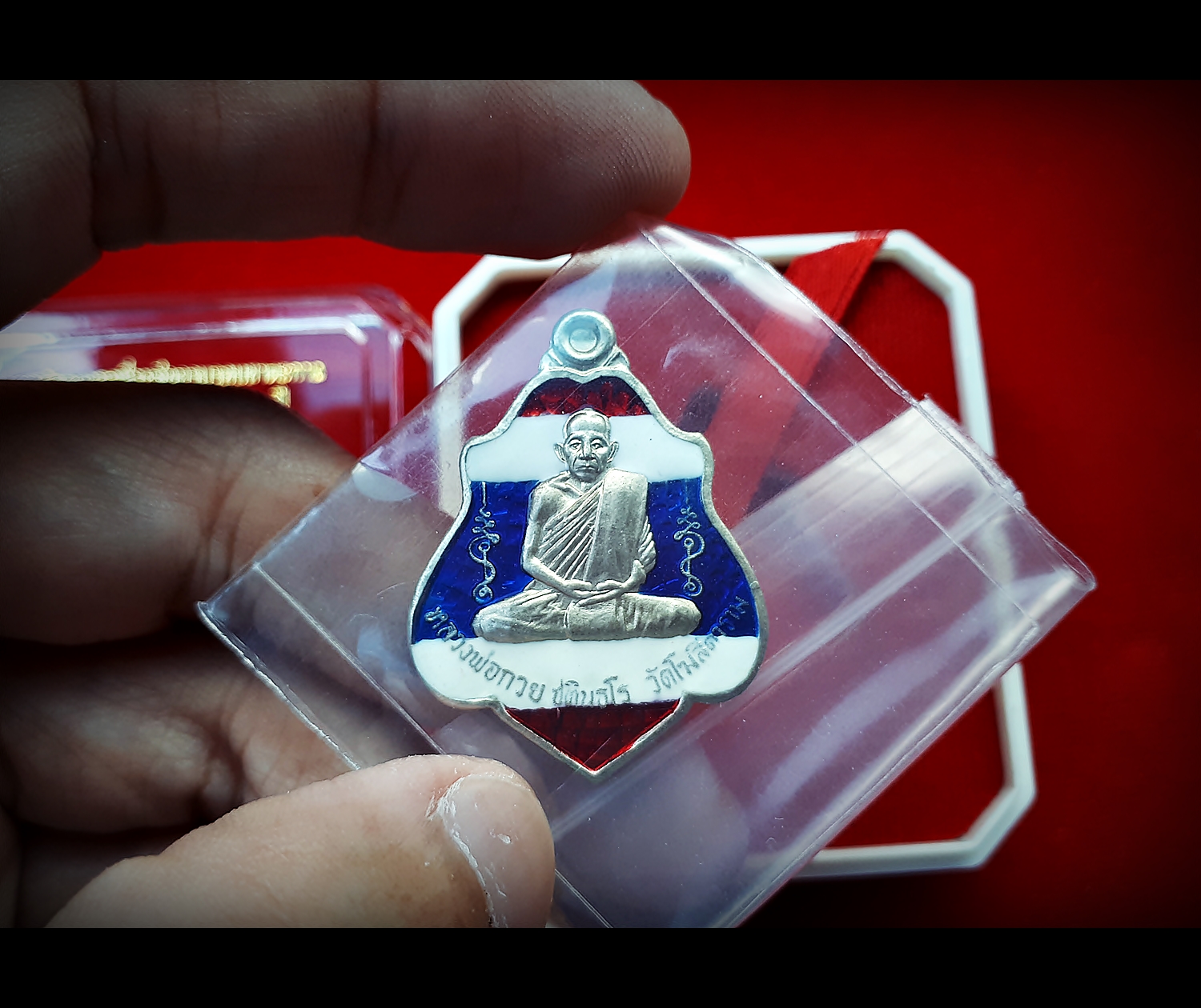 เหรียญทรงโล่หลังหนุมาน หลวงพ่อกวย วัดโฆสิตาราม(วัดบ้านแค) เนื้ออัลปาก้าลงยาลายธงชาติ ปี2560