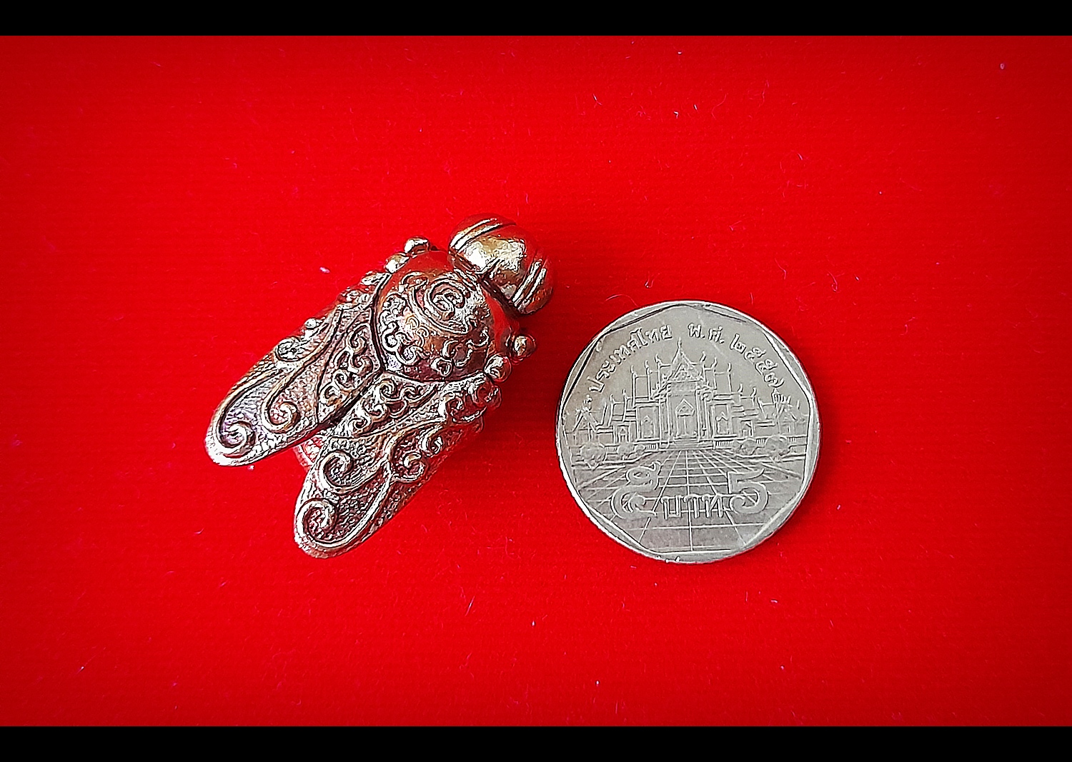 พญาแมลงภู่คำ กายสิทธิ์(สีเหลือบรุ้ง) เนื้อโลหะธาตุกายสิทธิ์ เหล็กไหลสุริยันราชา ผสมชนวนเนื้อเงินมหาสะท้อน ก้นบรรจุปรอทตามตำรา ปี2564 (ปลุกเสก16พิธี มหาโสฬสมหามงคล) #รับประกันแท้