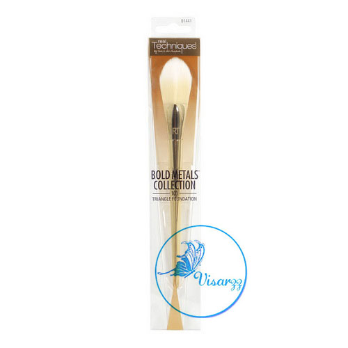 Real Techniques by Samantha Chapman Bold Metals # 101 Triangle Foundation Brush แปรงลงรองพื้น ด้วยขนรูปสามเหลี่ยม ทำให้เกลี่ยลงร่องต่างๆบนหน้าได้ง่าย