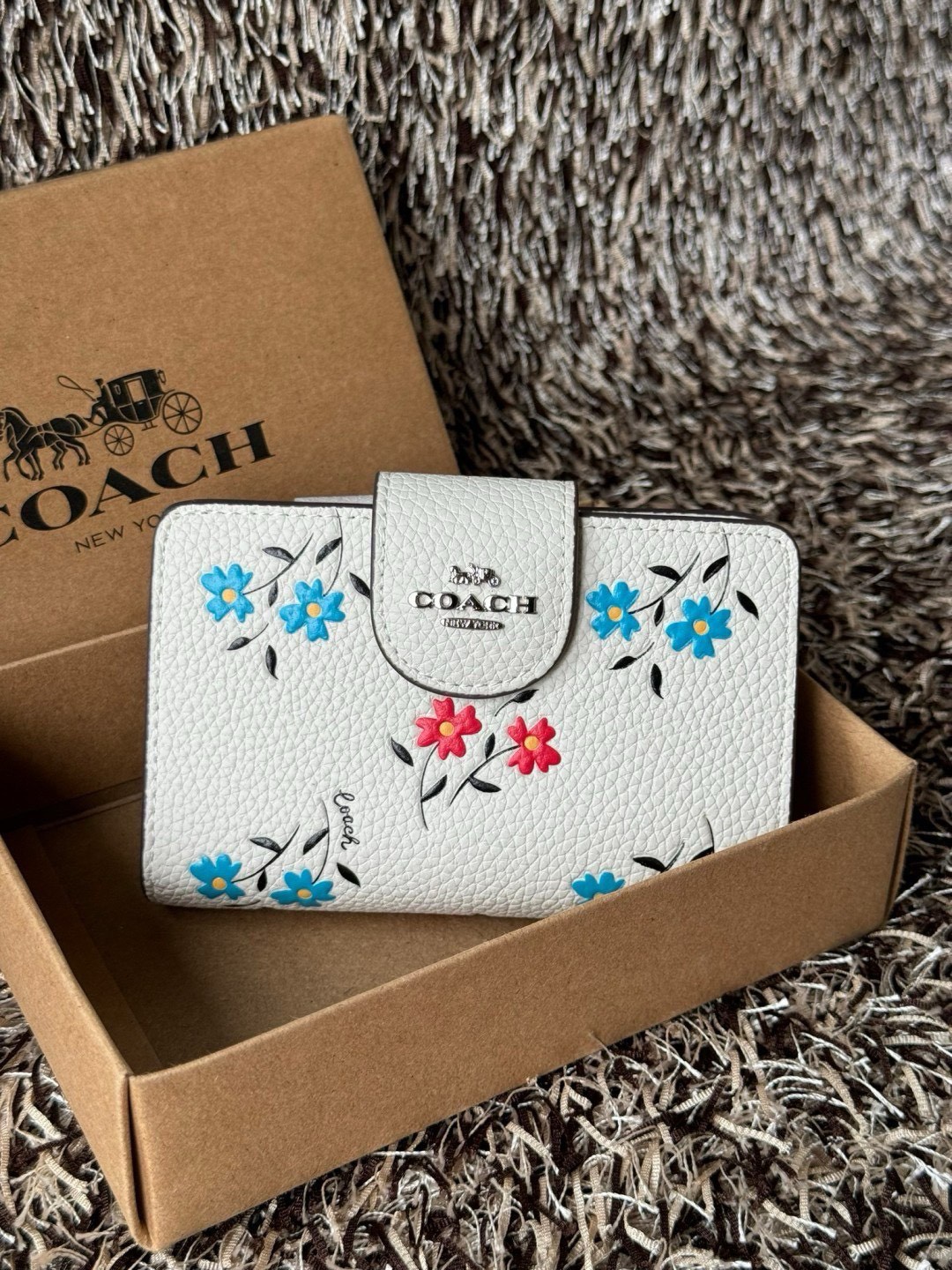 COACH MEDIUM CORNER ZIP WALLET (แอดไลน์ก่อนสั่งซื้อ)