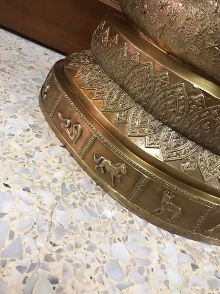 รูปหล่อ พระพุทธรูปสุโขทัย จีวรลายดอกพิกุล ฐาน12ราศี (หน้าตัก9นิ้ว) เนื้อทองเหลืองขัดเงา