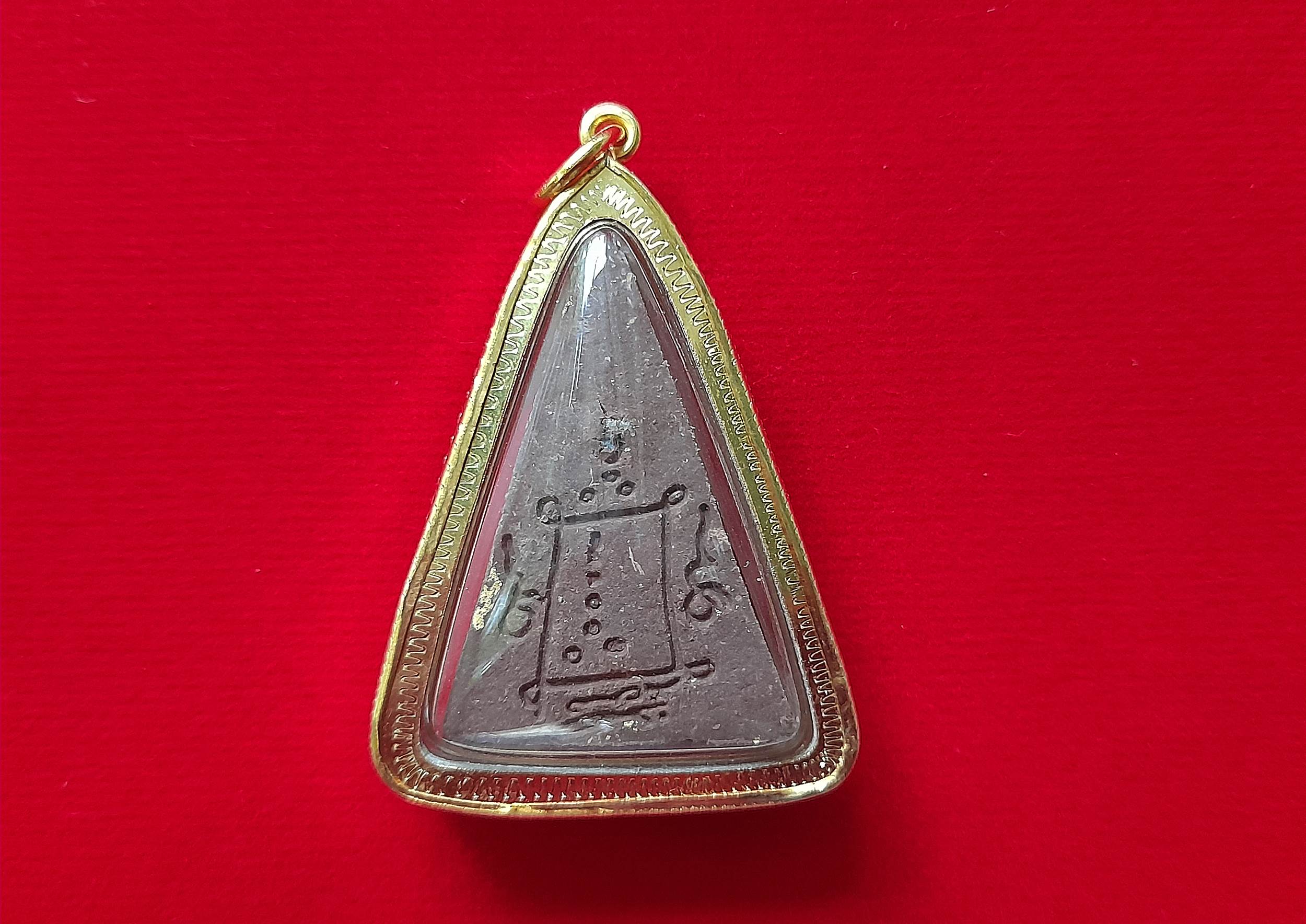 พระสมเด็จ นางพญา (พิมพ์สมเด็จจิตรลดา) หลังฝัง ฝังทั้งข้าวทิพย์-ว่านไพลดำ (ได้มวลสารพระราชทาน จาก ร.9) ปี2548-2549 #รับประกันแท้และทัน - (กรอบไมครอนชุบทอง เลี่ยมกันน้ำ)