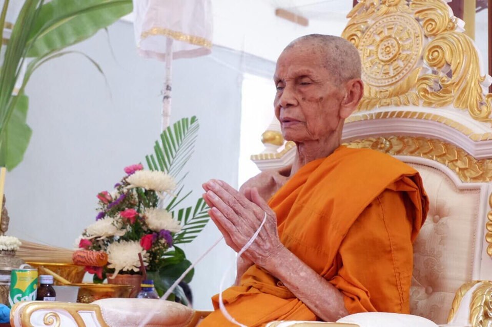 พระนางพญา(มนต์พระกาฬ) หลังพระสีวลี ปัดผงเงิน เนื้อผง ปี2562