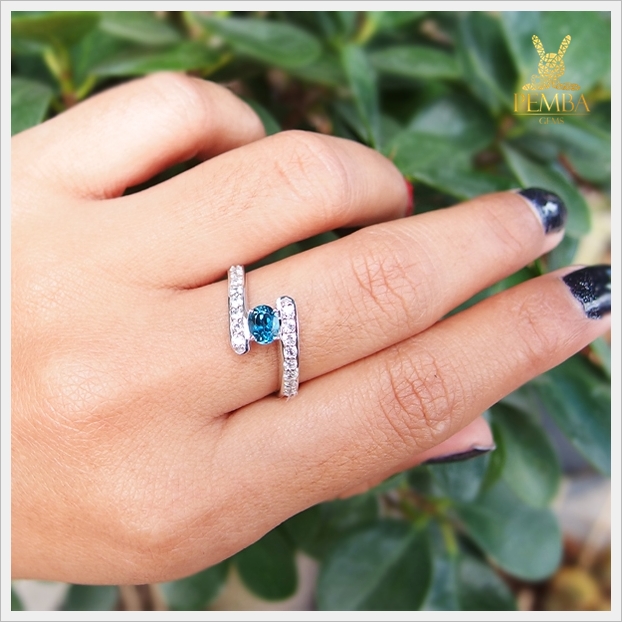 แหวนลอนดอนบลูโทแพซแท้ ดีไซน์เก๋ๆ ใส่เสริมเสน่ห์น่าหลงใหล