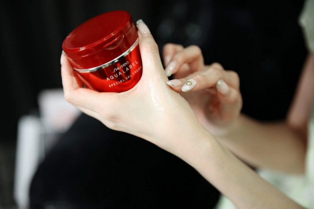 (กล่องแดง) Shiseido Aqualabel Special Gel Cream Moist 90g เจลครีมรวมทั้ง โลชั่น, ครีม, อิมัลชั่น, เอสเซ้นส์ และมาส์ก อัดแน่นไปด้วย Hyaluronic Acid และ Collagen GL เพื่อผิวนุ่มเด้งอิ่มน้ำ ดูยืดหยุ่นเรียบเนียน เบาสบายหน้า