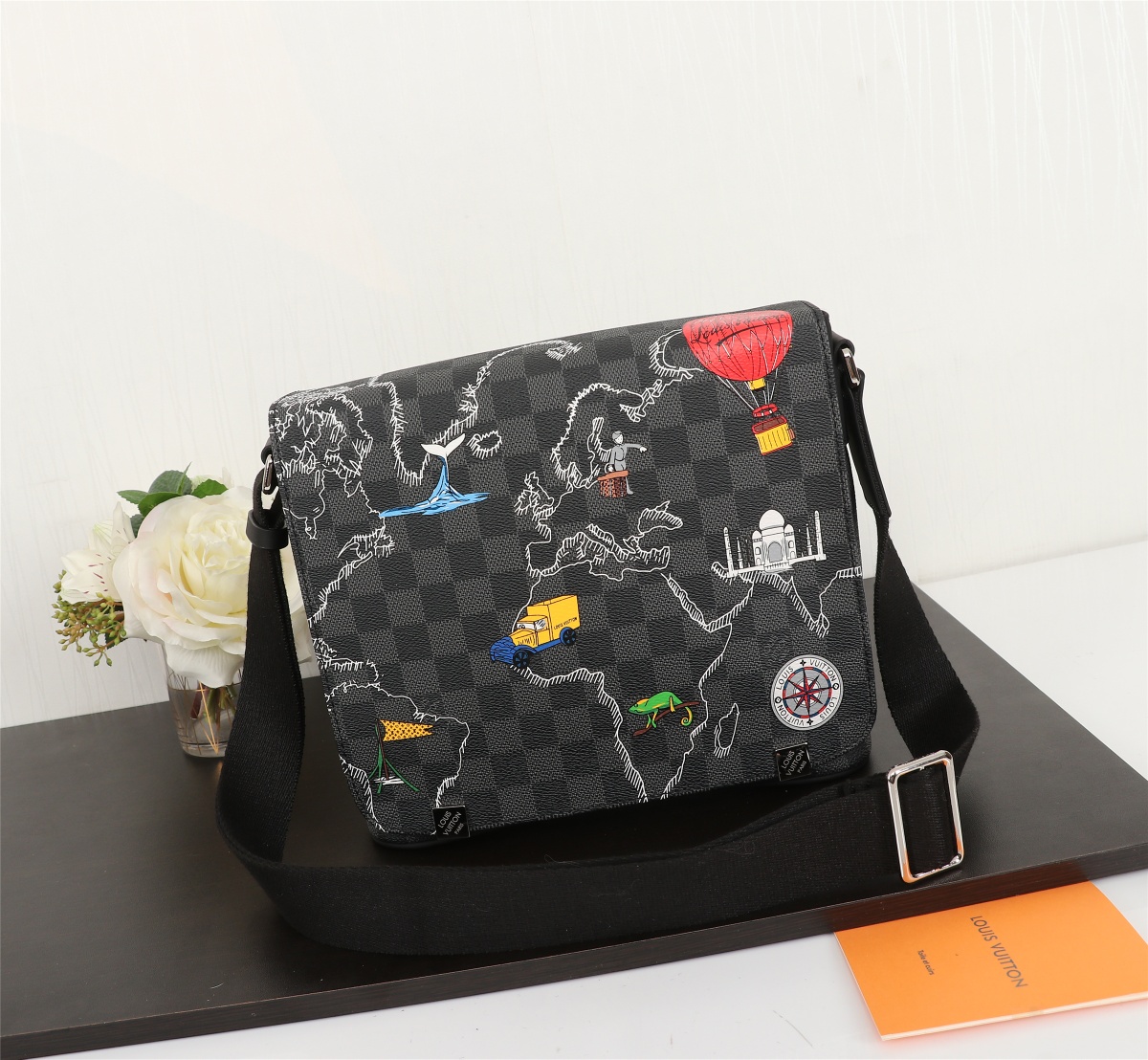 กระเป๋า l messenger damier district 10 นิ้ว
