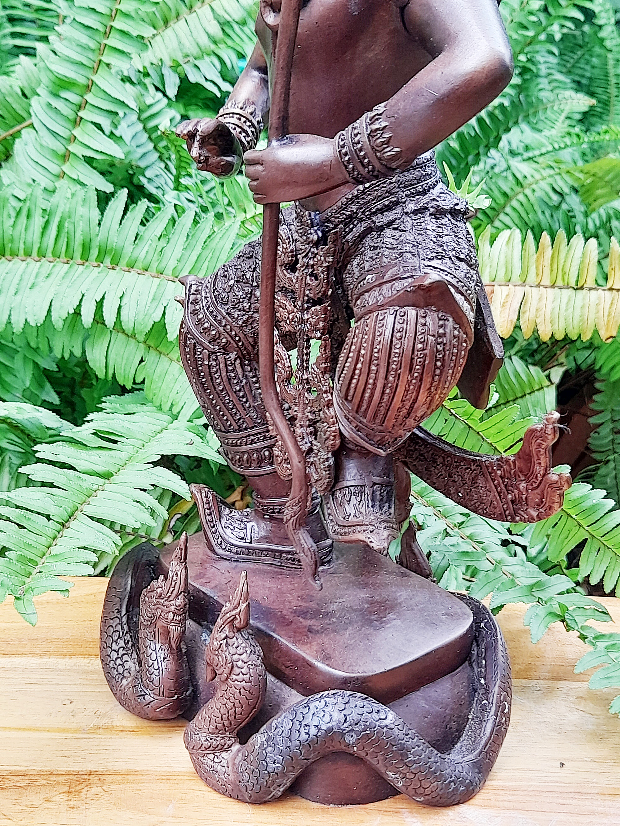 รูปหล่อ ท้าววิรูปักษ์ (อาวุธประจำกาย คันศรพญานาค+สังวารพญานาค ) ยืนประทับพญานาค (ผู้ปกครองและเป็นใหญ่ในเหล่าพญานาค มีบริวารเป็นเหล่าพญานาค) - (เทวดาระดับสูงชั้นจาตุมหาราชิกา มีตำแหน่งเป็น1ใน4 ของท้าวมหาราช) เนื้อทองเหลือง ผิวน้ำตาลเข้ม (ขนาดใหญ่ตั้งบูชา ส