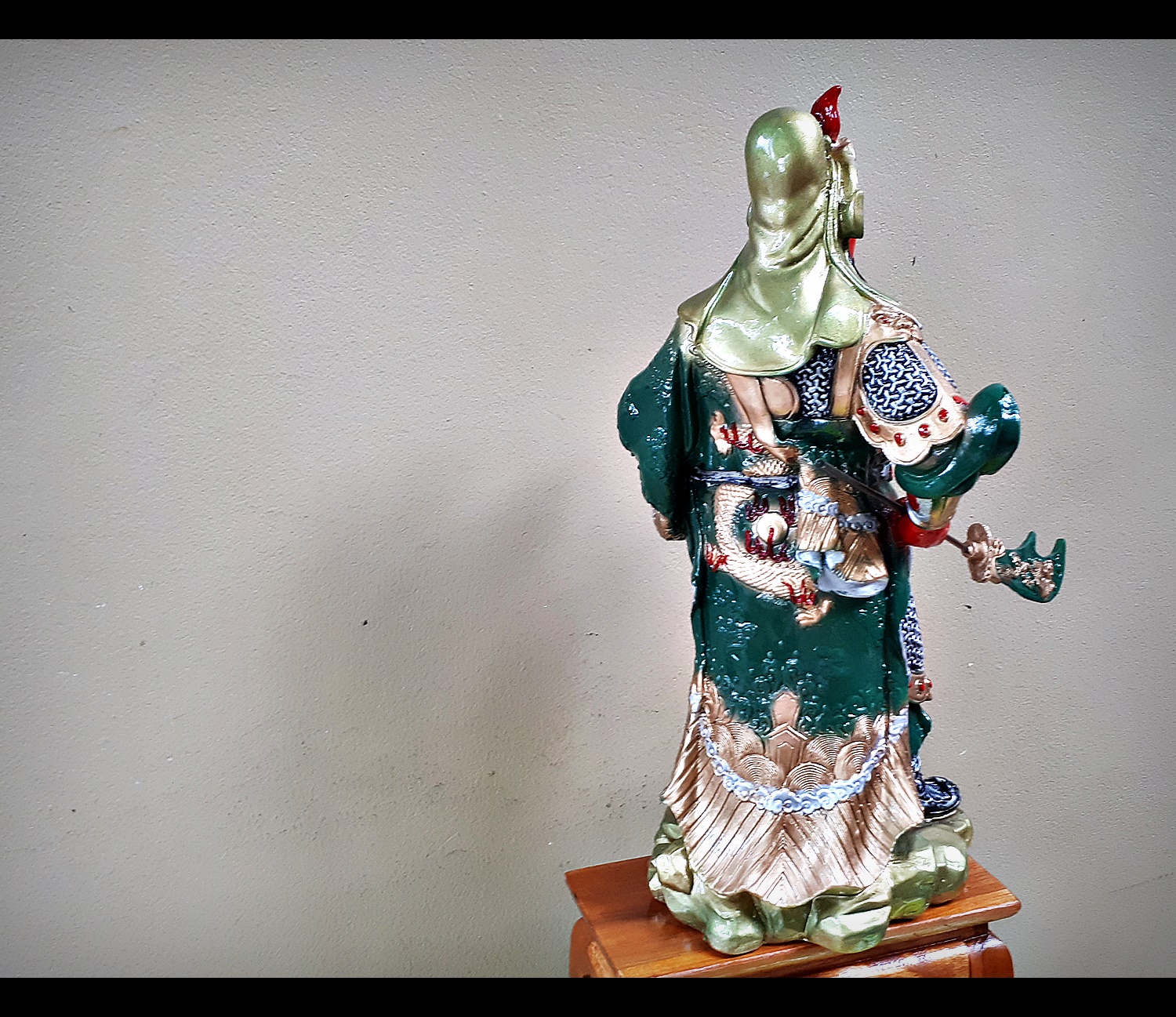 รูปหล่อ เซียน กวนอู ปางทรงยืน ถือง้าว เนื้อเรซิ่นลงสี (ขายปลีก ขายส่ง)