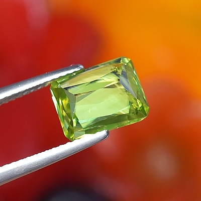 สฟีน SPHENE หรือ Titanite ไททาไนท์ รูปสี่เหลี่ยมตัดมุม น้ำหนัก 3.07 กะรัตพื้นสีเป็นสีเหลือง มีประกายรุ้ง ความสะอาดมองด้วยตาเปล่าสะอาด 90%-95%