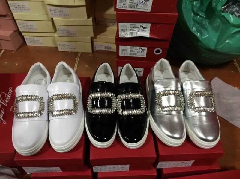 พร้อมส่ง รองเท้า rv sneakers สีเงิน ขาว ดำ แบบอั้ม พัชราภา สอบถามไซส์ได้ค่ะสต็อคของเปลี่ยนตลอด