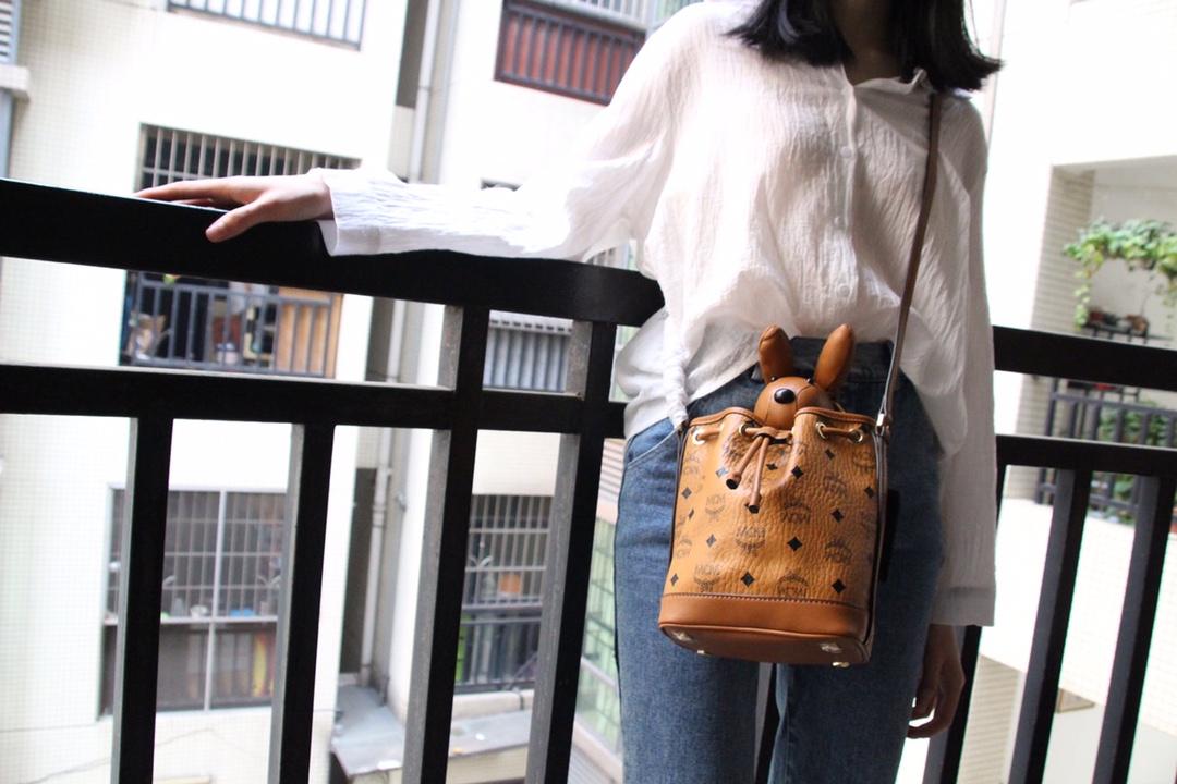 กระเป๋า mcm สะพายข้าง พร้อมกระต่าย ไซส์ 32 * 18 cm