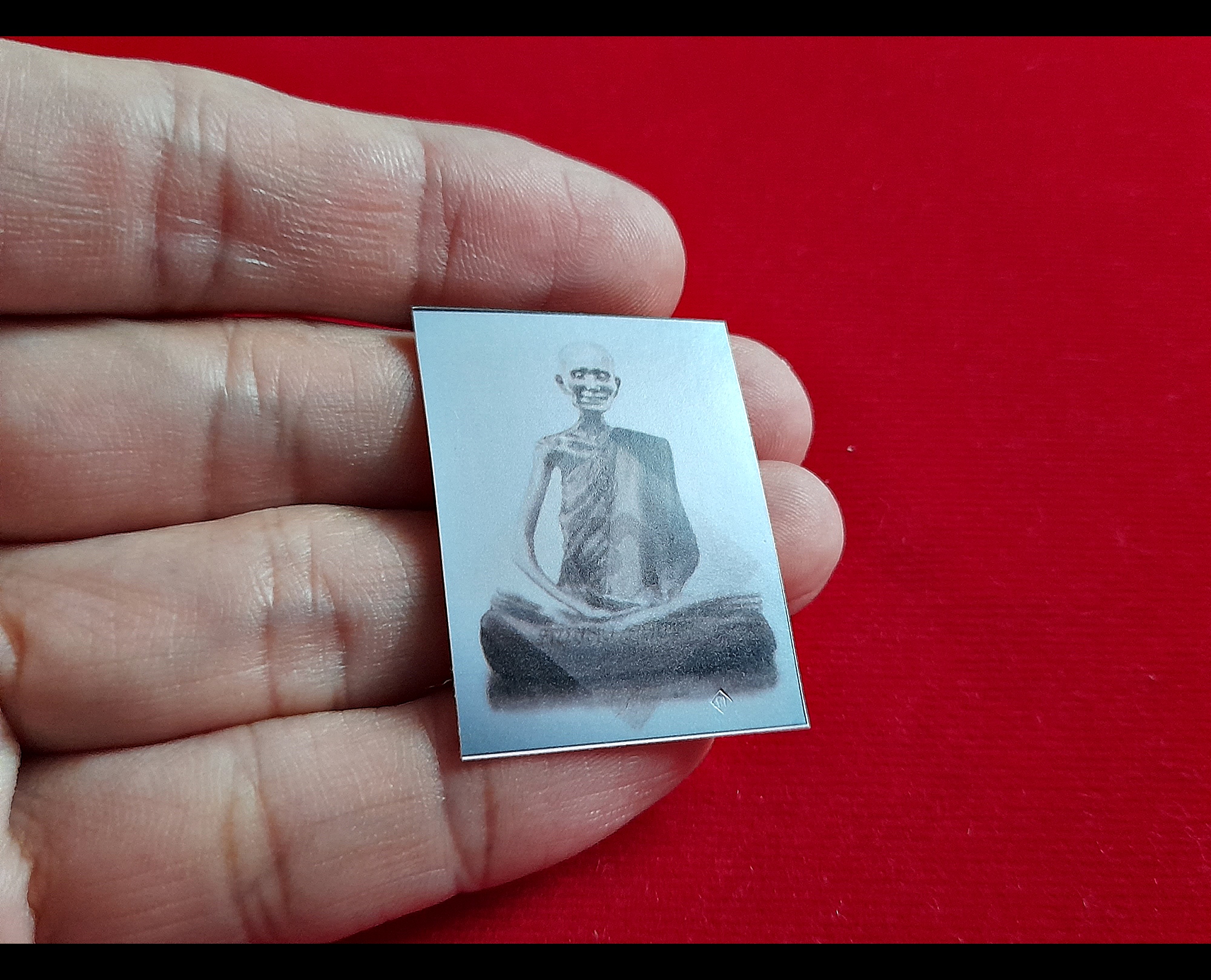 รูปภาพ หลวงปู่เดินหน อิเกสาโร(หลวงปู่เทพโลกอุดร) (ตอกโค็ด) หลังจีวร (ขนาดพกพา) ปี2563 #รับประกันแท้ - จัดสร้างโดย ฅนขลังคลังวิชา