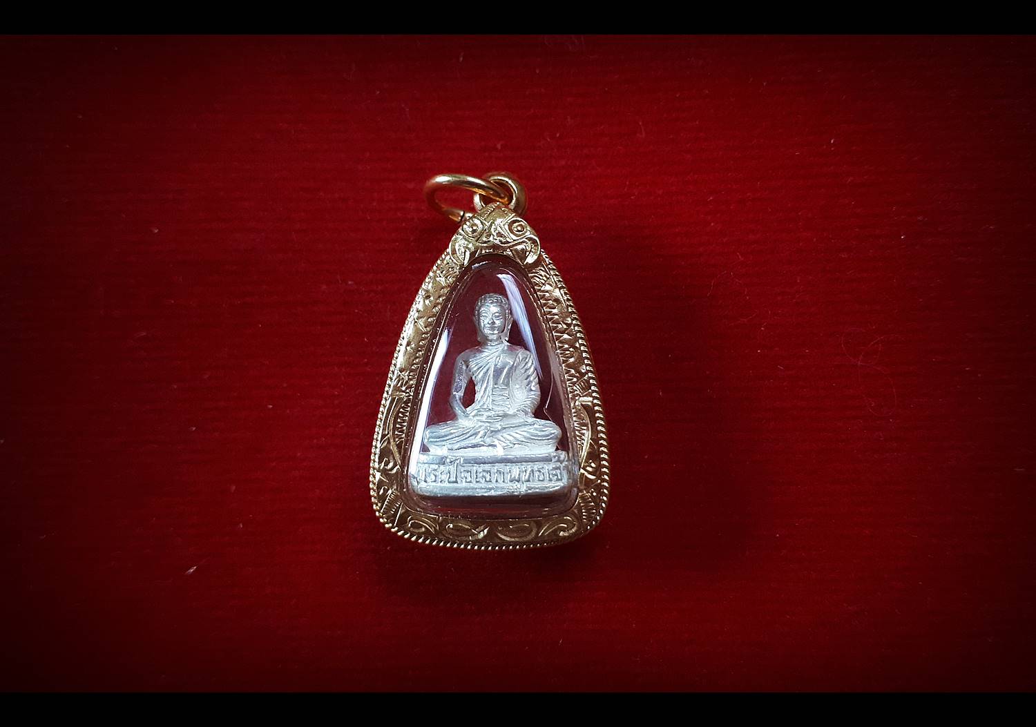 รูปหล่อ พระปัจเจกพระพุทธเจ้า รุ่นแรก เนื้อเงิน แท้ (ขนาด ห้อยคอ ลอยองค์ 1ซม) (พร้อมเลี่ยมกันน้ำ กรอบเงินแท้ ชุบทองแท้) ปี2550 - หลวงพ่อเล็ก วัดท่าขนุน