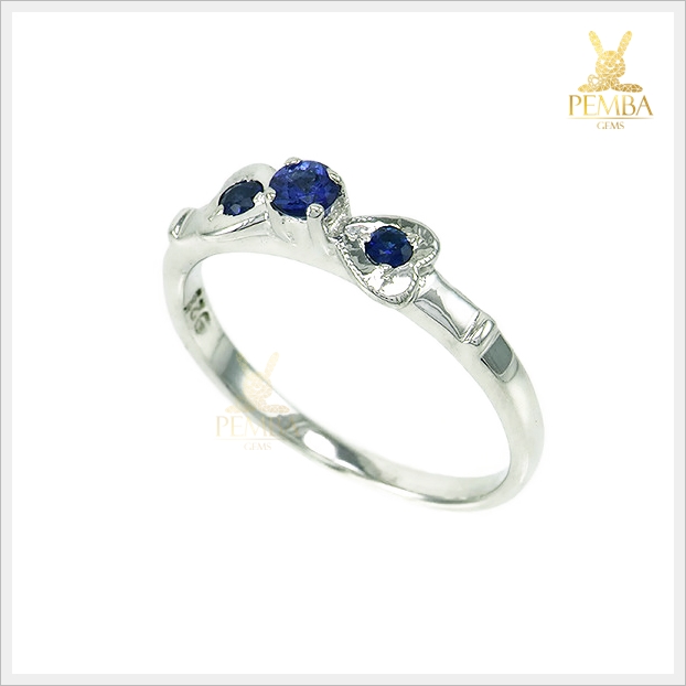 แหวนไพลินเมืองกาญแท้ 3 เม็ด ดีไซน์รูปโบว์เล็กน่ารักๆ เงินแท้ ชุบทองคำขาว แหวนพลอยแท้