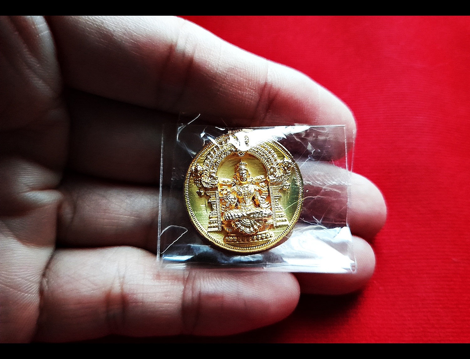 เหรียญ พระแม่ลักษมี 4กร เนื้อชุบทอง(ขนาด2.5ซม) วัดแขก ปี2562 (เข้าพิธีปลุกเสกแล้ว สายแขก)