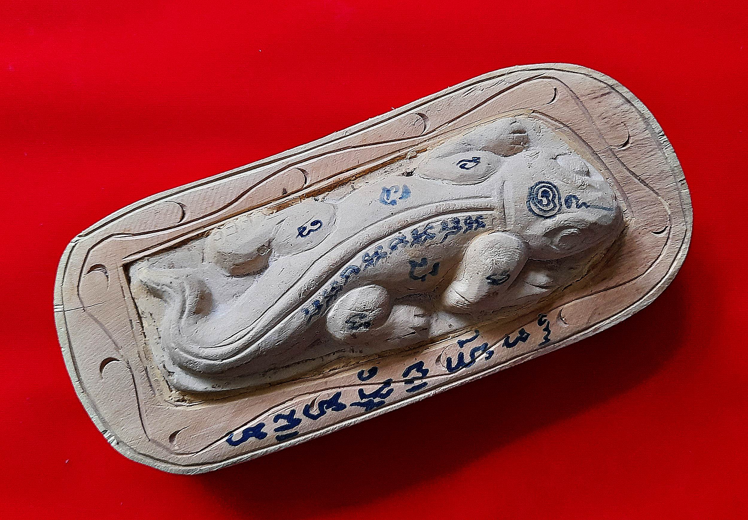 พญา จิ้งจก (ค้าขาย เรียกลูกค้า โชคลาภ เมตตา) (ขนาดใหญ่) เนื้อผง(ผสมมวลสารเก่าหลวงพ่อหน่าย วัดบ้านแจ้ง) ฐานไม้ตายพราย (จารยันต์สด เต็มสูตร) #รับประกันแท้ - หลวงพ่อพิมพ์(ลูกศิษย์ทัน หลวงพ่อหน่าย วัดบ้านแจ้ง)