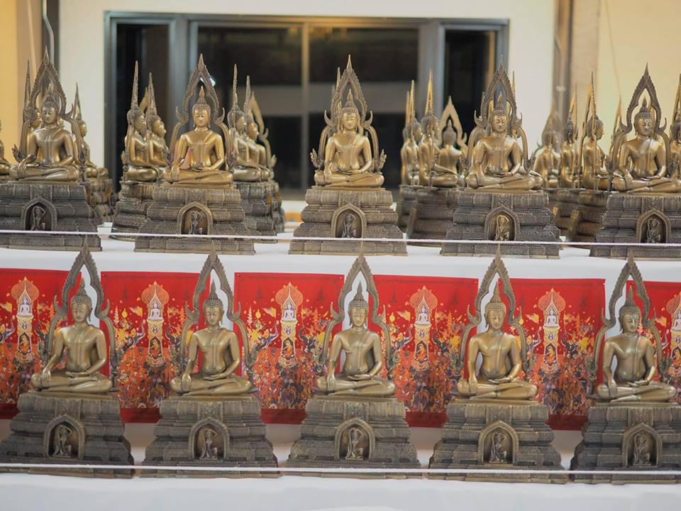 รูปหล่อ พระพุทธรูปพระพุทธเจ้า พระสมเด็จองค์ปฐม ซุ้มเรือนแก้ว(พระพุทธชินราช) ปางชนะมาร (หน้าตัก5.9นิ้ว สูง16นิ้ว ฐาน10นิ้ว) ฐาน พระแม่ธรณี เนื้อทองเหลือง ปี2560 #รับประกันแท้ (จัดสร้าง500องค์)