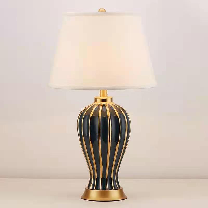 โคมไฟตั้งโต๊ะเซรามิกโป๊ะผ้าสไตล์โมเดิร์นลักชัวรี่ [TB0213]