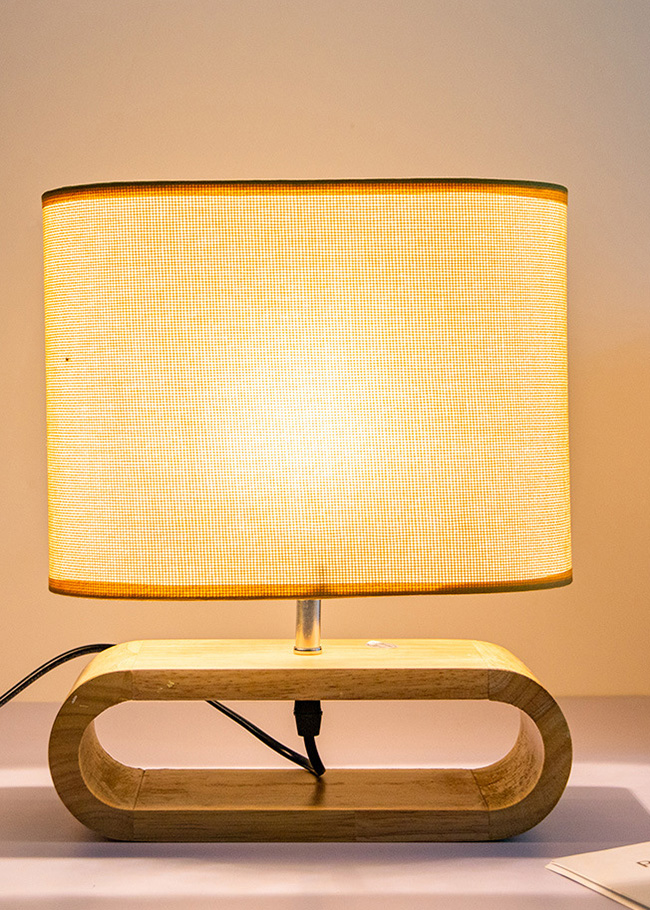 โคมไฟตั้งโต๊ะฐานวางทำจากไม้โป๊ะผ้าโทนสีน้ำตาล [HH9001]