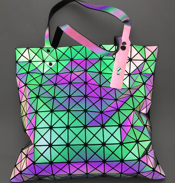 กระเป๋า issey 10x10 เจอแสงแฟลชเปลี่ยนสีได้ ไปเที่ยวกลางคืนเก๋ๆ