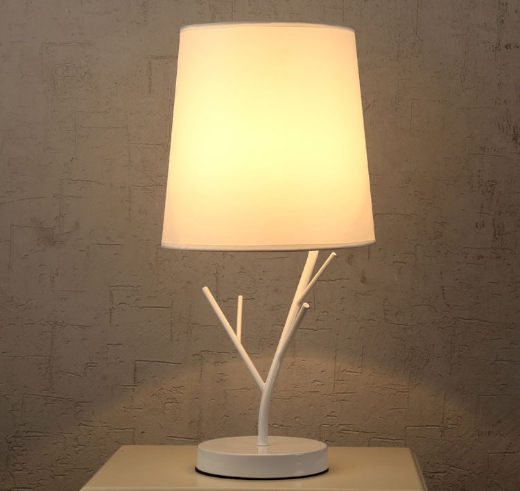 โคมไฟตั้งโต๊ะโมเดิร์นลายกิ่งไม้ สีดำ,สีขาว [T002]