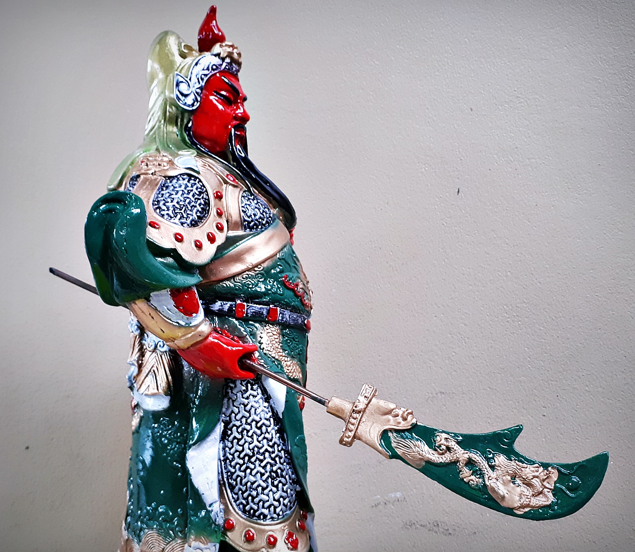 รูปหล่อ เซียน กวนอู ปางทรงยืน ถือง้าว เนื้อเรซิ่นลงสี (ขายปลีก ขายส่ง)