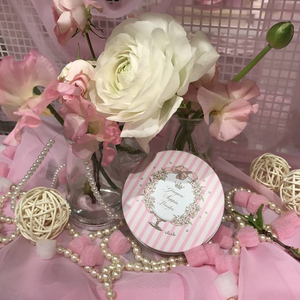 Limited Edition (ตลับชมพู) Club Yuagari Suppin Powder 26g #Sakura Sweet Thoreau คลับซุปปินพาวเดอร์ ผิวแมทเนียนนุ่มลื่นราวกับมาร์ชแมลโลว์ ด้วยแป้งเนื้อเนียนละเอียด ช่วยปกปิดอำพรางรูขุมขน ควบคุมความมัน และปกป้องผิวจากมลภาวะต่างๆ เผยผิวเรียบเนียนสดใส เปล่งปล