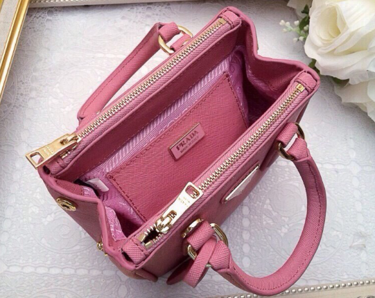 กระเป๋า pd saffiano double zip mini crossbody สีชมพู