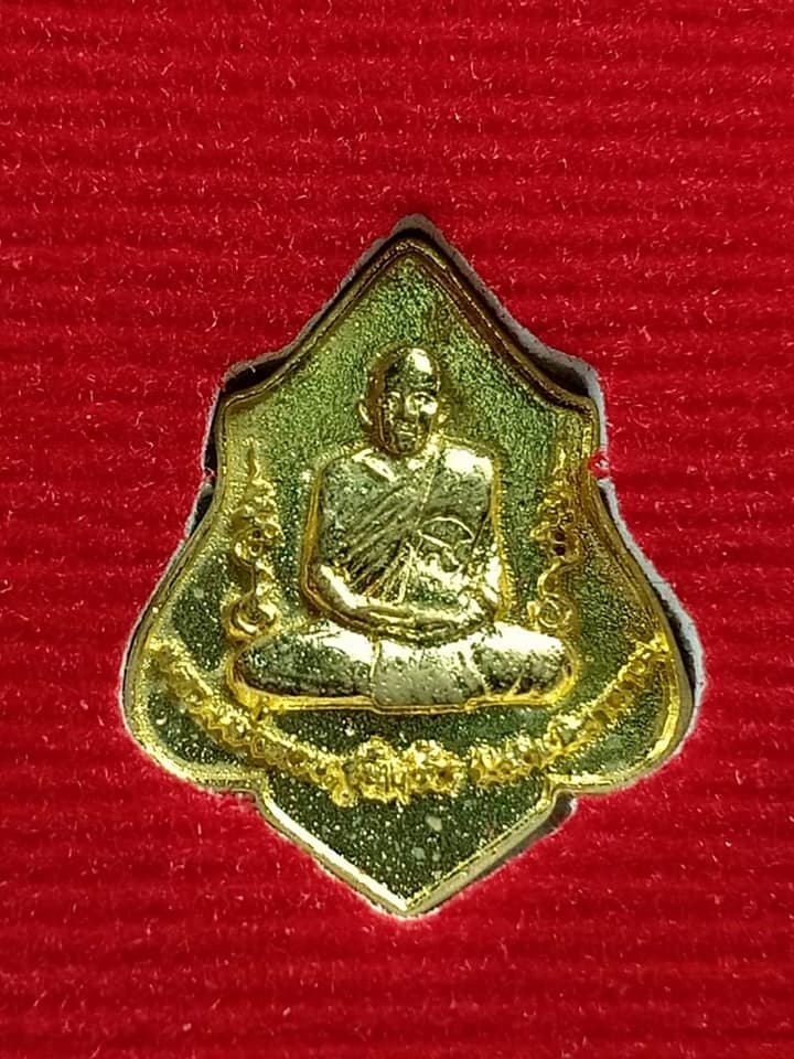 เหรียญ (เม็ดแตงจิ๋ว) หัวแหวน ทรงโล่ หลวงพ่อกวย วัดโฆสิตาราม (วัดบ้านแค) หลังยันต์ครู เนื้อทองชนวนทองทิพย์