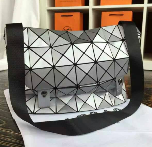 กระเป๋าสะพายข้าง issey rock sholder bag รุ่นใหม่