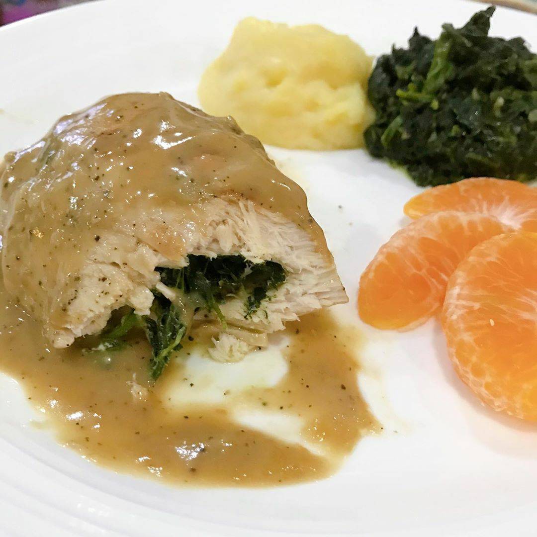 สเต็กไก่ยัดไส้ผักโขม ซอสเกรวี่